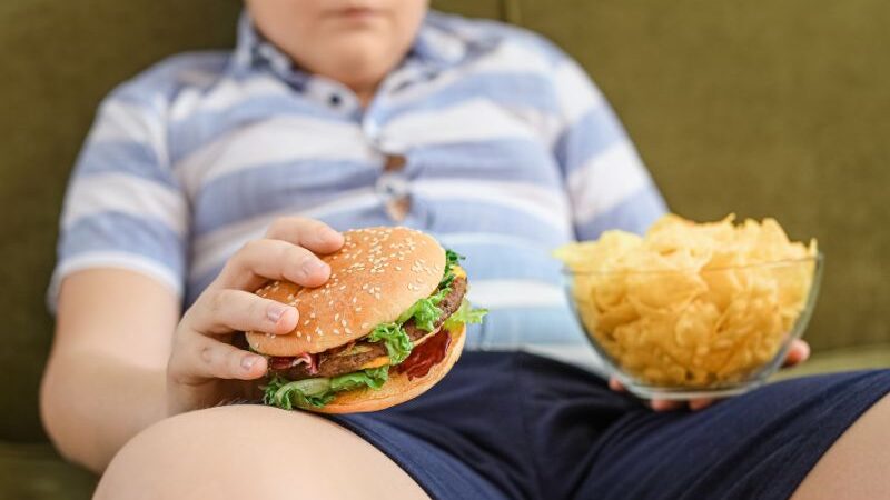 Jak leczyć otyłość u dzieci? Otyłość u dzieci jest poważnym i rosnącym problemem. Styl życia odgrywa ważną rolę w powstawaniu otyłości, jak również w jej leczeniu. Aby zdiagnozować otyłość mierzymy masę ciała i porównujemy ją w stosunku do wagi i wzrostu. Po zdiagnozowaniu otyłości należy podjąć kroki w celu zmniejszenia ryzyka dalszych powikłań, takich jak choroby serca, cukrzyca, problemy ze stawami i zaburzenia psychiczne. Plan leczenia otyłości powinien być zaprojektowany przez dietetyka lub specjalistę medycznego z naciskiem na zmniejszenie spożycia kalorii i zwiększenie aktywności fizycznej. Leczenie otyłości u dzieci powinno obejmować również rodziców lub opiekunów, aby zapewnić, że zmiany stylu życia są utrzymywane w czasie. Celem leczenia otyłości u dzieci jest zmniejszenie masy ciała z powrotem do normalnego zakresu BMI przy jednoczesnym uniknięciu dalszych komplikacji zdrowotnych. Poprzez długoterminową zmianę stylu życia i bieżące monitorowanie, możliwe jest skuteczne leczenie otyłości u dzieci. Jak zapobiec otyłości u dziecka? Zapobieganie otyłości u dziecka zaczyna się od właściwego odżywiania i aktywności fizycznej. Karmienie piersią może pomóc w ustaleniu zdrowych wzorców żywieniowych, jak również dostarczyć ważnych składników odżywczych, które wspierają wzrost i rozwój dziecka. Ważne jest również, aby nauczyć się rozpoznawać sygnały głodu i pełności, aby dziecko mogło być odpowiednio karmione. Rodzice powinni upewnić się, że ich dziecko otrzymuje z diety odpowiednie ilości węglowodanów, białek, witamin, minerałów i zdrowych tłuszczów. Jeśli chodzi o aktywność fizyczną, dzieci powinny codziennie wykonywać co najmniej godzinę umiarkowanych lub intensywnych ćwiczeń. Może to być uprawianie sportu, jazda na rowerze lub inne czynności wymagające ruchu. Należy również zwracać uwagę na zachowania, takie jak zbyt częste oglądanie telewizji lub granie w gry wideo. Poprzez monitorowanie poziomu odżywiania i aktywności fizycznej u dziecka, rodzice mogą pomóc w zapobieganiu otyłości i zapewnić, że ich dziecko prawidłowo się rozwija. Do czego prowadzi otyłość u dzieci? Otyłość u dzieci to rosnący problem, który może powodować poważne konsekwencje fizyczne i psychiczne. Otyłe dzieci są bardziej narażone na problemy zdrowotne, takie jak wysokie ciśnienie krwi, cukrzyca, a nawet choroby serca. Są również bardziej podatne na depresję i lęki z powodu braku kontroli, jaką mogą mieć nad swoją wagą. Ponadto otyłe dzieci mogą być narażone na napiętnowanie społeczne i dyskryminację, co może prowadzić do niskiej samooceny i problemów z pewnością siebie. Wreszcie, otyłość u dzieci wiąże się ze zwiększonym ryzykiem otyłości w dorosłym życiu, co może dodatkowo zwiększyć prawdopodobieństwo skutków zdrowotnych w późniejszym okresie życia. Na czym polega leczenie otyłości? Ponieważ każdy przypadek nadwagi i otyłości jest wyjątkowy, ważne jest, aby osoby chore konsultowały się z lekarzem lub dietetykiem w celu opracowania skutecznego planu leczenia otyłości specyficznego dla ich potrzeb. W niektórych przypadkach otyłości dziecięcej, terapia rodzinna może być również konieczna w celu zajęcia się wszelkimi czynnikami środowiskowymi. Dzięki poświęceniu i wsparciu ze strony bliskich, możliwa jest poprawa zdrowia poprzez efektywne plany leczenia otyłości. Jak leczyć otyłość u niemowląt i małych dzieci? Jeśli chodzi o leczenie otyłości u niemowląt i małych dzieci, kluczem jest zapobieganie. Rodzice powinni upewnić się, że ich dziecko stosuje zdrową dietę i ma wystarczająco dużo ruchu. Ponadto rodzice powinni monitorować masę ciała dziecka, aby upewnić się, że mieści się ona w zdrowym zakresie dla jego wieku. Również ograniczenie spożycia tłuszczu i zastąpienie niezdrowych przekąsek zdrowszymi opcjami może pomóc w zapobieganiu otyłości. Co więcej, wprowadzenie pozytywnych zmian w stylu życia, takich jak zwiększenie aktywności fizycznej, może być również korzystne w korygowaniu masy ciała. Ogólnie rzecz biorąc, podejmowanie kroków takich jak te pomoże w leczeniu otyłości u niemowląt i małych dzieci.